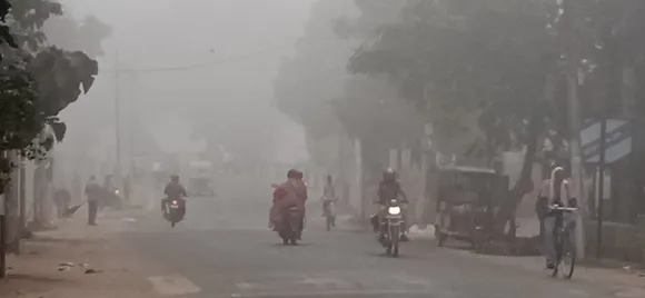 घने कोहरे में धीमी गति से निकलते वाहन