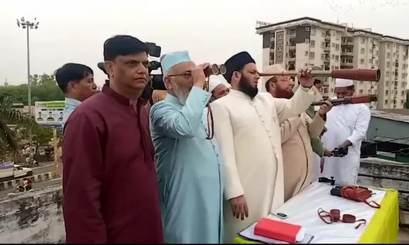 चांद देखते मरकजी चांद कमेटी के लोग