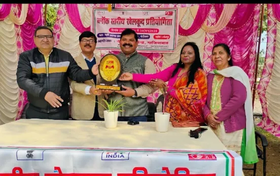 विशिष्ट अतिथियों का सम्मान एवं प्रतीक चिन्ह वितरण