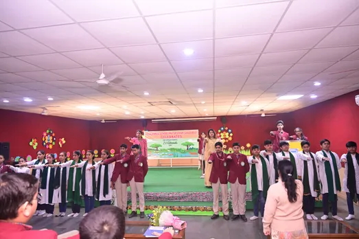 कार्यक्रम प्रस्तुत करते बच्चे