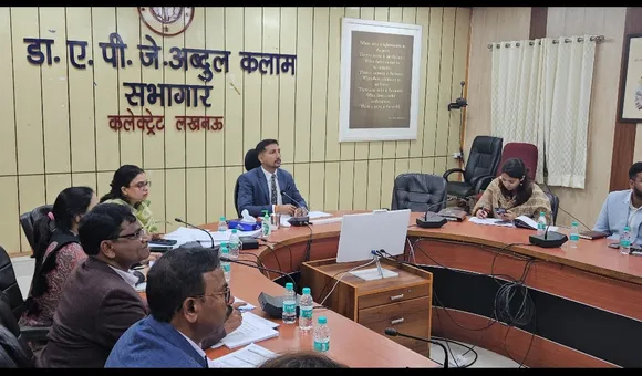 समीक्षा बैठक करते लखनऊ जिलाधिकारी 
