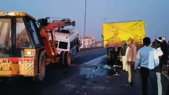  बस की ट्रक से टक्कर