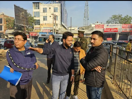 चिनहट इलाके का निरीक्षण करते जिलाधिकारी लखनऊ