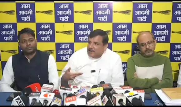 सांसद संजय सिंह प्रेस वार्ता को संबोधित करते हुए