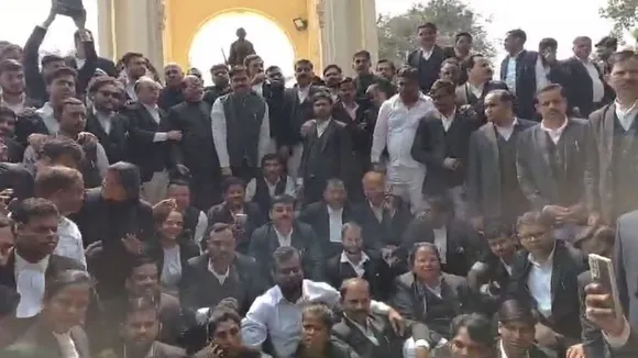 Lawyers protest at Hazratganj Gandhi statue