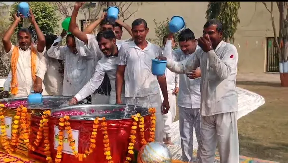 स्नान करते बंदी