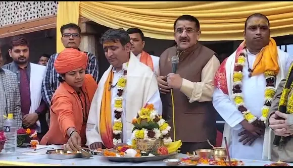 धर्म परिवर्तन कराते जितेंद्र सिंह सेंगर