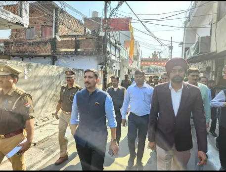 निरीक्षण करते लखनऊ जिलाधिकारी 