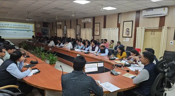 लखनऊ कलेक्ट्रेट में बैठक करते ziladhikari