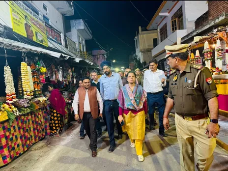 निरीक्षण करती मंडलायुक्त रोशन जैकब