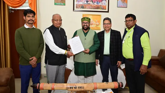 आशय पत्र प्रदान करते मंत्री योगेंद्र उपाध्याय 