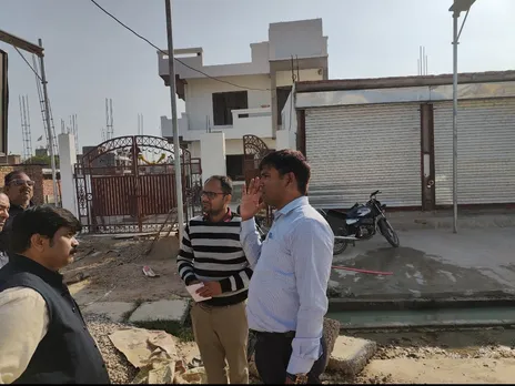 मौके पर पहुंचे नगर निगम adhikair