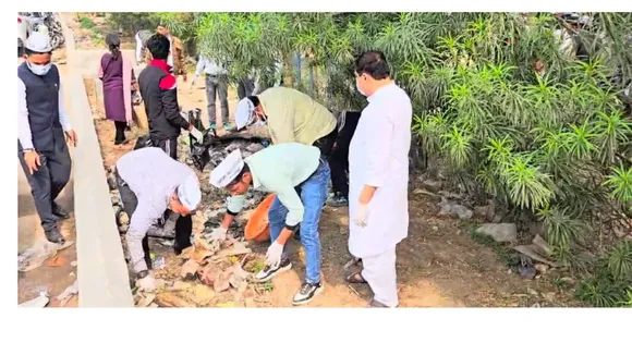 श्रमदान करते राज्यसभा सांसद संजय सिंह 