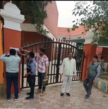 खेल निदेशालय को सील करते नगर निगम के अफसर