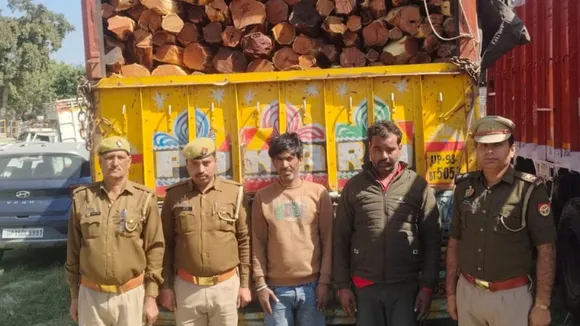 दो आरोपी सहित प्रतिबंधित लकड़ी पकड़ी 