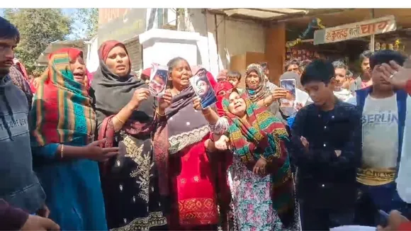 प्रदर्शन करते परिजन