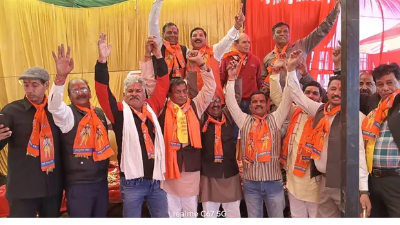 भगवान परशुराम मंदिर में इकट्ठा log