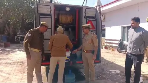 पवित्र जल वितरण करते दमकल karmi