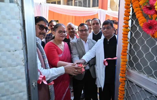 जन औषधि केंद्र का उद्घाटन करती महापौर 