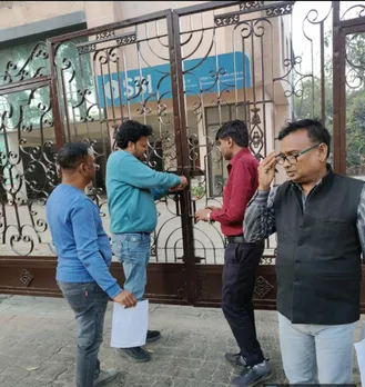 सीलिंग की कार्यवाही करते नगर निगम की टीम