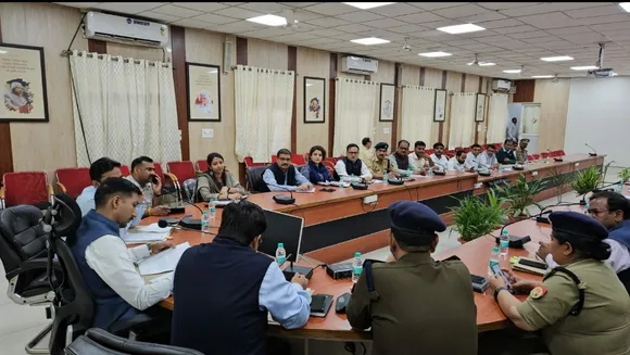 कलेक्ट्रेट में बैठक करते जिलाधिकारी लखनऊ 