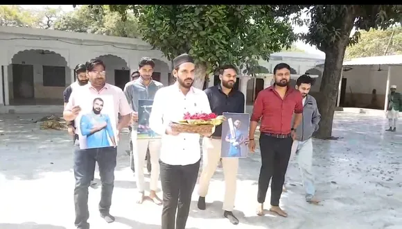 दरगाह पर दुआ मांगते मोहम्मद ijhlak