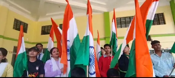 टीम इंडिया को चियर करते स्कूली 