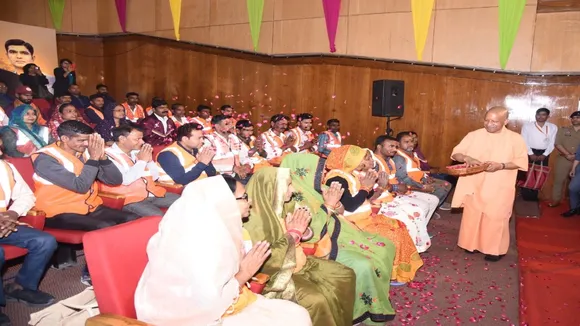 सफाई कर्मचारियों के सम्मान समारोह में पहुंचे सीएम योगी