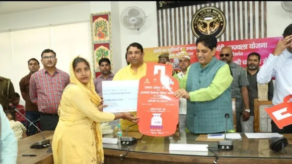 उज्ज्वला योजना के अंतर्गत वितरण 