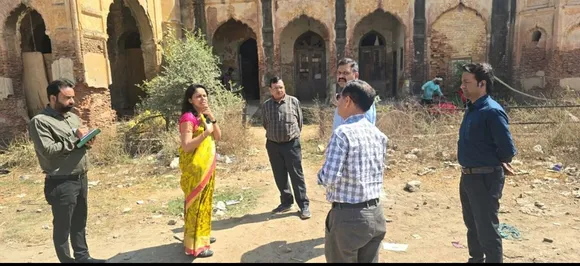 निरीक्षण करती मंडलायुक्त रोशन जैकब