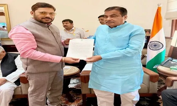 केंद्रीय सड़क एवं परिवहन मंत्री नितिन गडकरी के साथ  आंवला के सांसद नीरज कुशवाहा मौर्य 