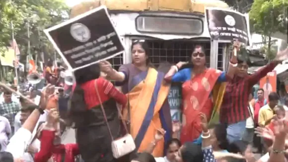 महिलाओं को बार में काम करने की अनुमति पर  मचा बवाल, भाजपा कार्यकर्ताओं का प्रदर्शन