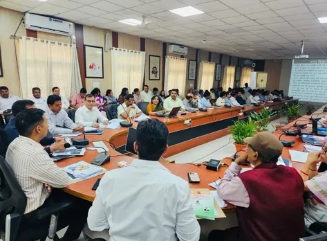 बैठक करते जिलाधिकारी 