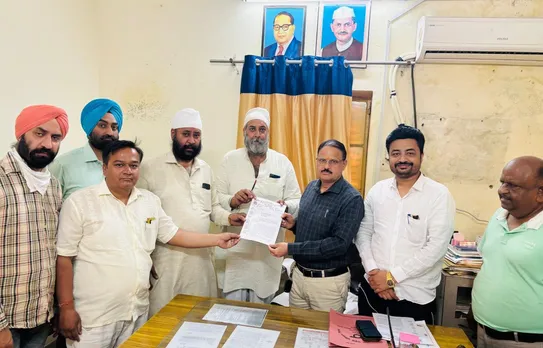 मुरादाबाद रोडवेज बस के भीतर जब सहायक क्षेत्रीय प्रबंधक (ARM) ने निजी बस वालों को बस स्टेशन के भीतर अपनी बसें खड़ी करने से मना कर दिया।तब निजी बस वालों ने Arm राजवती के खिलाफ प्रबंध निदेशक से झूठी शिकायत कर डाली।