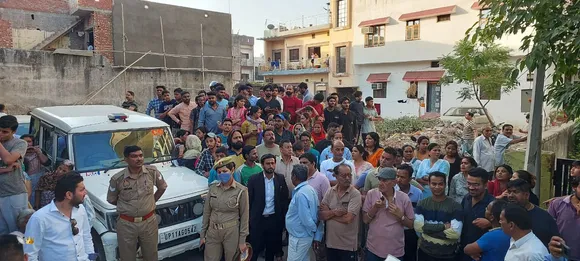 मौके पर पहुंची पुलिस और स्थानीय लोग।