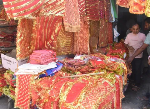 जयपुरिया चुन्नी से मां का होगा श्रृंगार, नवरात्र में चुन्नी का पहुंच एक करोड़ के पार कारोबार  मंदिरों में जयपुरिया चुन्नी से मां का सिंगर होगा। इस नवरात्र मां का स्वरूप जयपुरिया और राजस्थानी चुन्नी से खिल उठेगा। रबर प्रिंट और एंब्रॉयडरी वाली चुन्नी भी मां श्रृंगार में चार चांद लगा देगी।