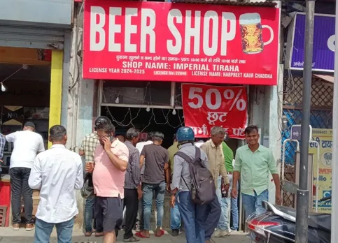 अंग्रेजी शराब दुकानों पर भारी भीड़ उमड़ रही है। मुरादाबाद जनपद की सभी शराब की दुकानों पर लगभग एक जैसा ही  नजारा देखने को मिल रहा है। कहीं एक के साथ एक बोतल फ्री मिल रही है तो कईं अलग अलग तरह के ऑफर दिखाई दे रहे हैं।