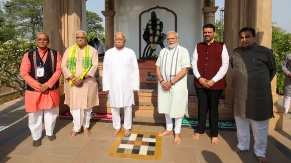 नागपुर स्थित संघ मुख्यालय में पीएम नरेंद्र मोदी, संघ प्रमुख डा. मोहन भागवत, केंद्रीय मंत्री नितिन गडकरी और सीएम (महाराष्ट्र) देवेंद्र फडणवीस
