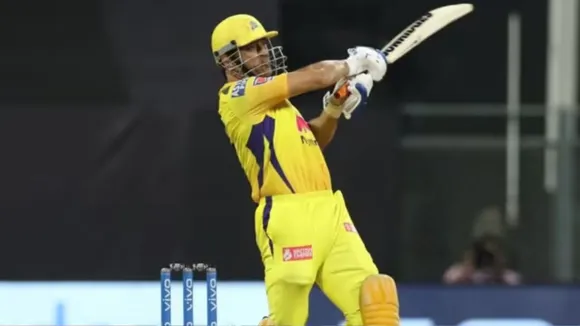 Dhoni hits three coscutive sixes