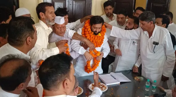 फूल माला पहनाकर स्वागत