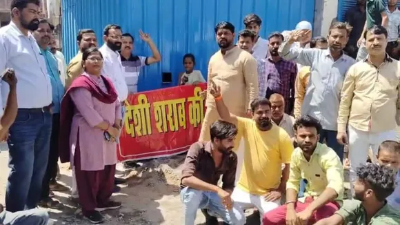 शराब ठेके का विरोध करते लोग। 