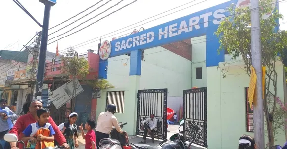 शराब की दुकान के पास स्थित सैक्रेट हार्ट स्कूल।