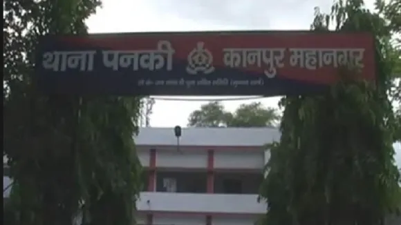 पुलि‍स ह‍िरासत में युवक ने अपनी गर्दन रेत ली।
