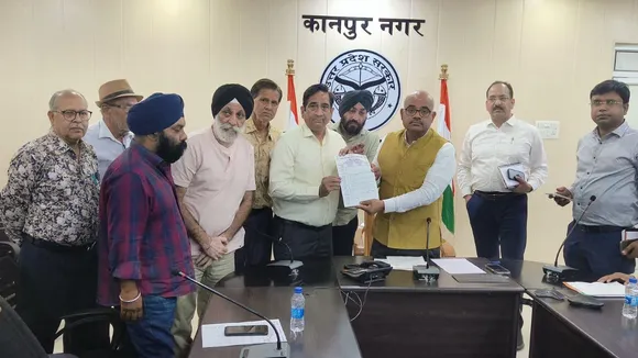 जिलाधिकारी को ज्ञापन देते युवा व्यापार मंडल के सदस्य