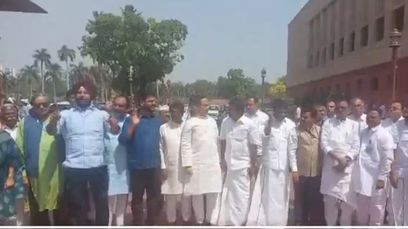 शाहजहांपुर में ट्रांसजेंडर बन सहेली से की शादी, अब बच्चे को दिया जन्म 