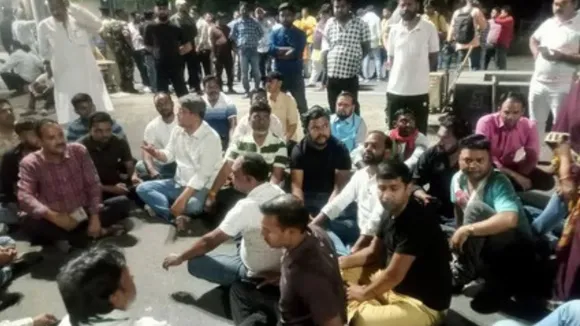 लाठीचार्ज में युवक की मौत के खिलाफ बवाल, पांच गाड़ियां फूंकीं, स्टील प्लांट के सीजीएम गिरफ्तार