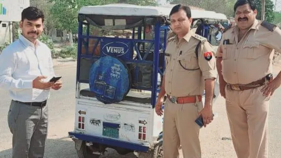 ई रिक्शा चालकों पर कार्रवाई करते अधिकारी 