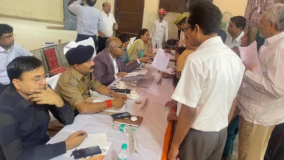  संपूर्ण समाधान दिवस में जनता की समस्याएं सुनते डीएम और डीसीपी। 
