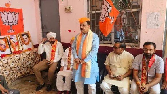 भाजपा कार्यालय में दूसरे दिन भी पार्टी का स्थापना दिवस मनाते  नेता।