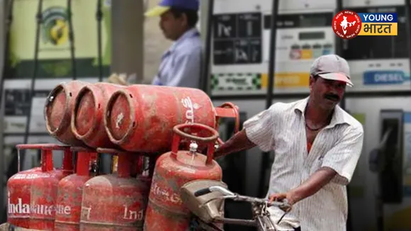 महंगाई की मार: सरकार ने पेट्रोल- डीजल पर बढ़ाई एक्साइज डयूटी, रसोई गैस पर 50 रुपये बढ़े